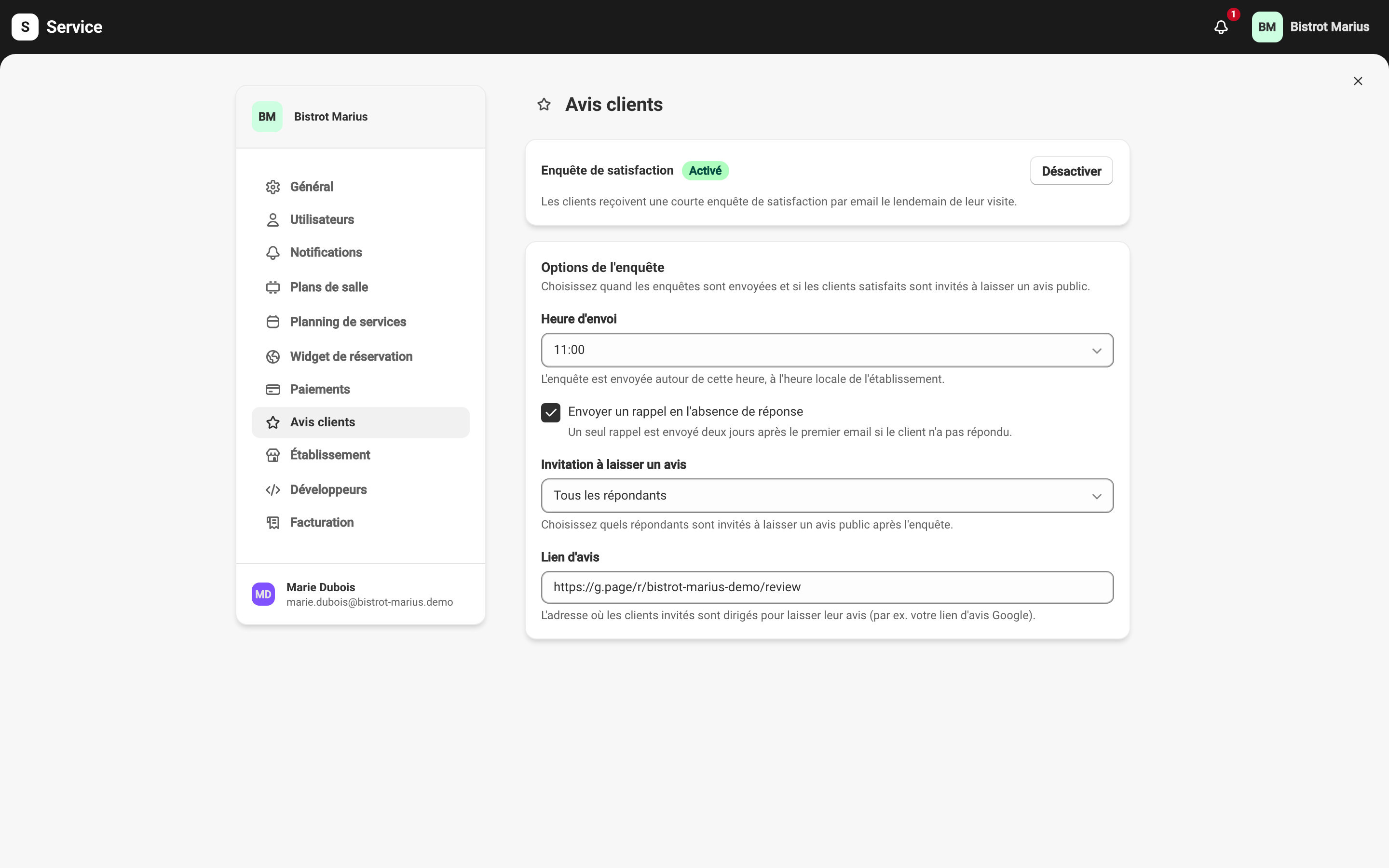 L'écran de configuration du questionnaire de satisfaction, activé : l'interrupteur « Enquête de satisfaction » marqué Activé, puis la carte des options — heure d'envoi, rappel coché, invitation à laisser un avis réglée sur tous les répondants, et le champ du lien d'avis renseigné.