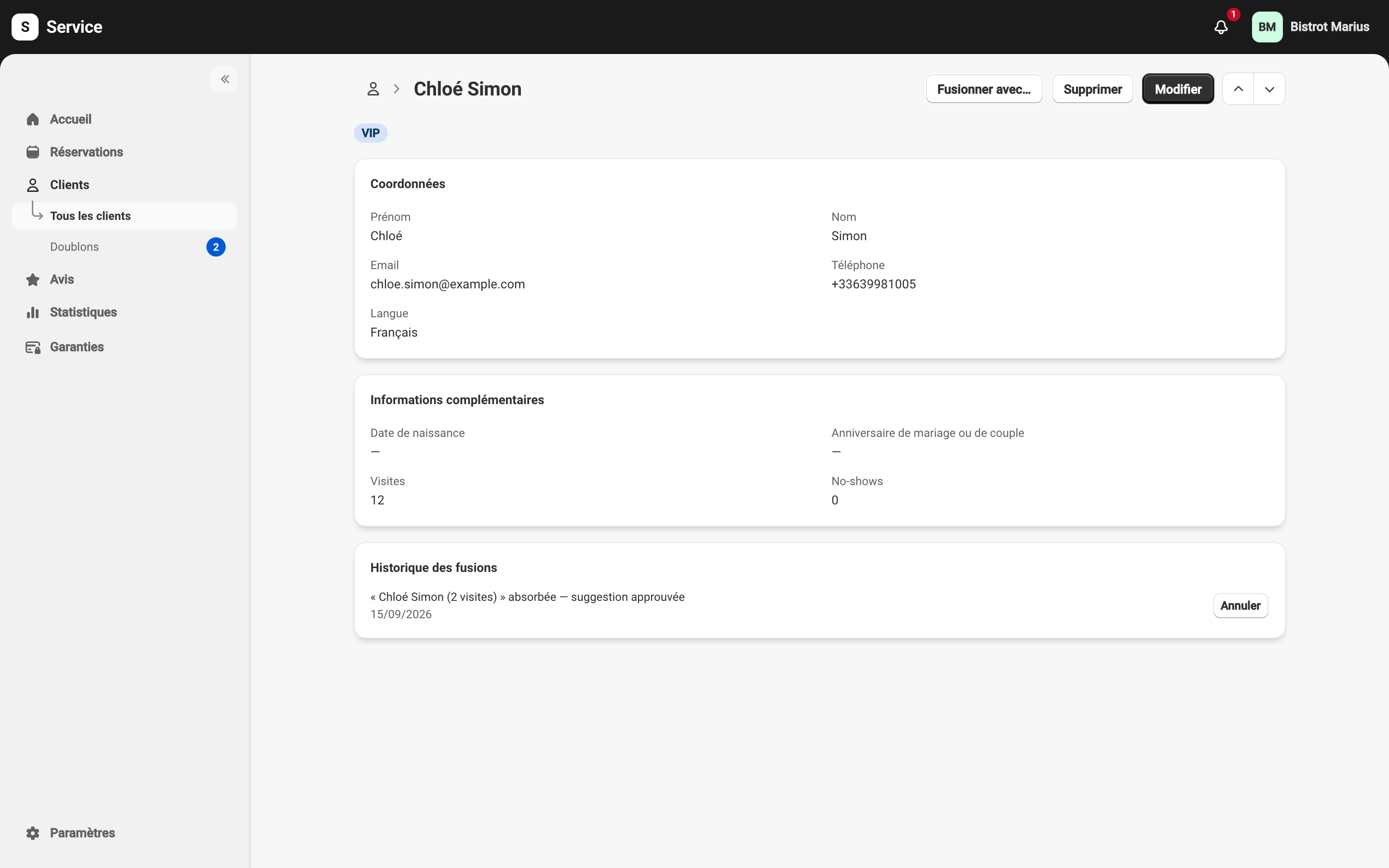 La fiche d'un client VIP (Chloé Simon) : la carte Coordonnées avec prénom, nom, e-mail, téléphone et langue, le repère VIP au-dessus, et la carte Informations complémentaires avec le nombre de visites et d'absences.