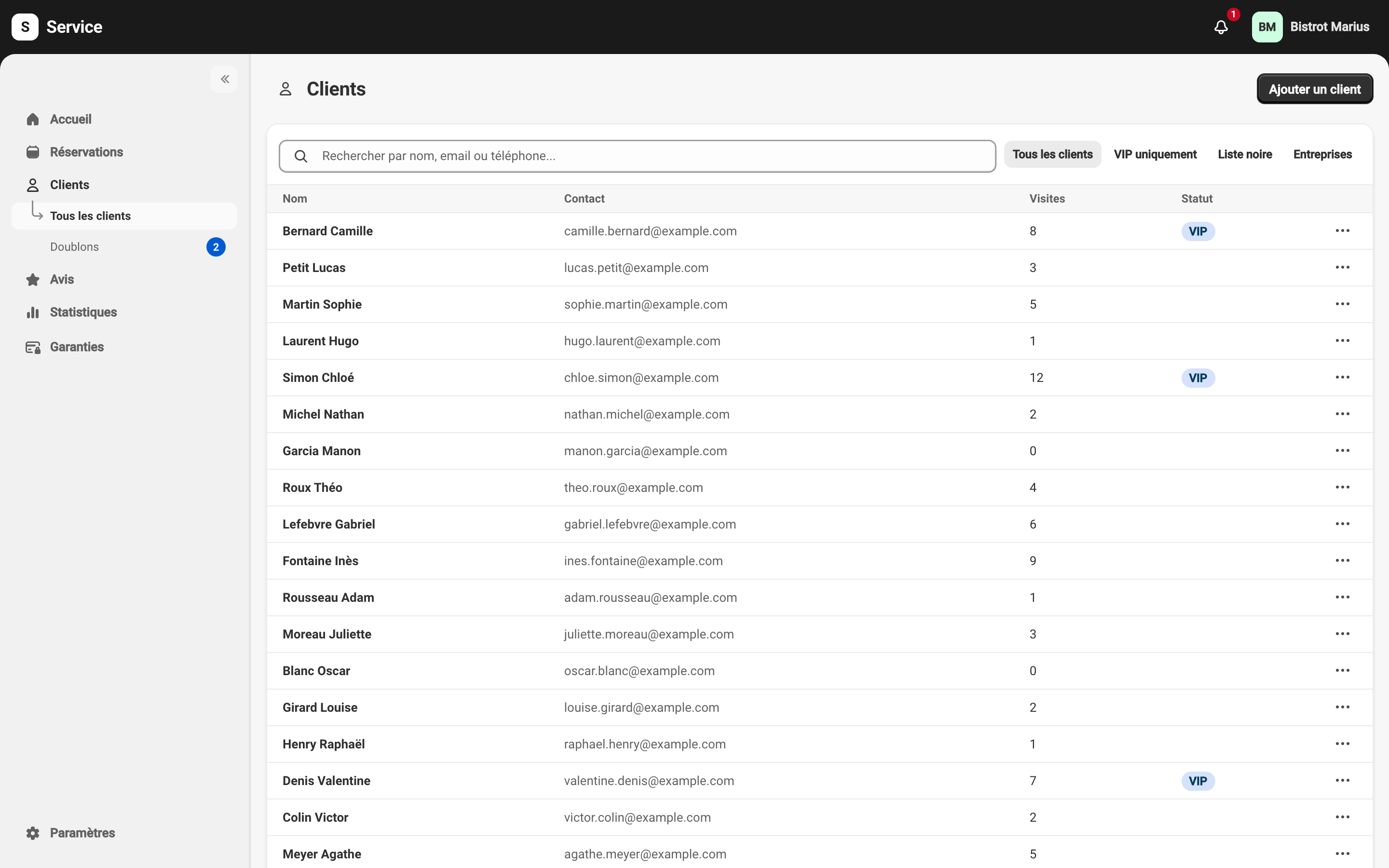 La liste Clients : une ligne par client avec le nom, une coordonnée, le nombre de visites et le statut, au-dessus le champ de recherche et les filtres Tous les clients, VIP uniquement et Liste noire.