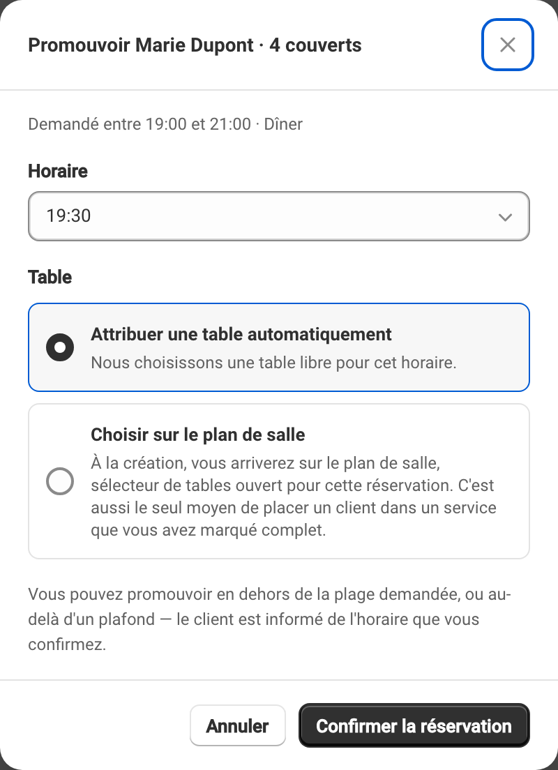 La fenêtre Promouvoir Marie Dupont · 4 couverts : la demande d'origine rappelée en haut, la liste Horaire, puis Attribuer une table automatiquement ou Choisir sur le plan de salle.