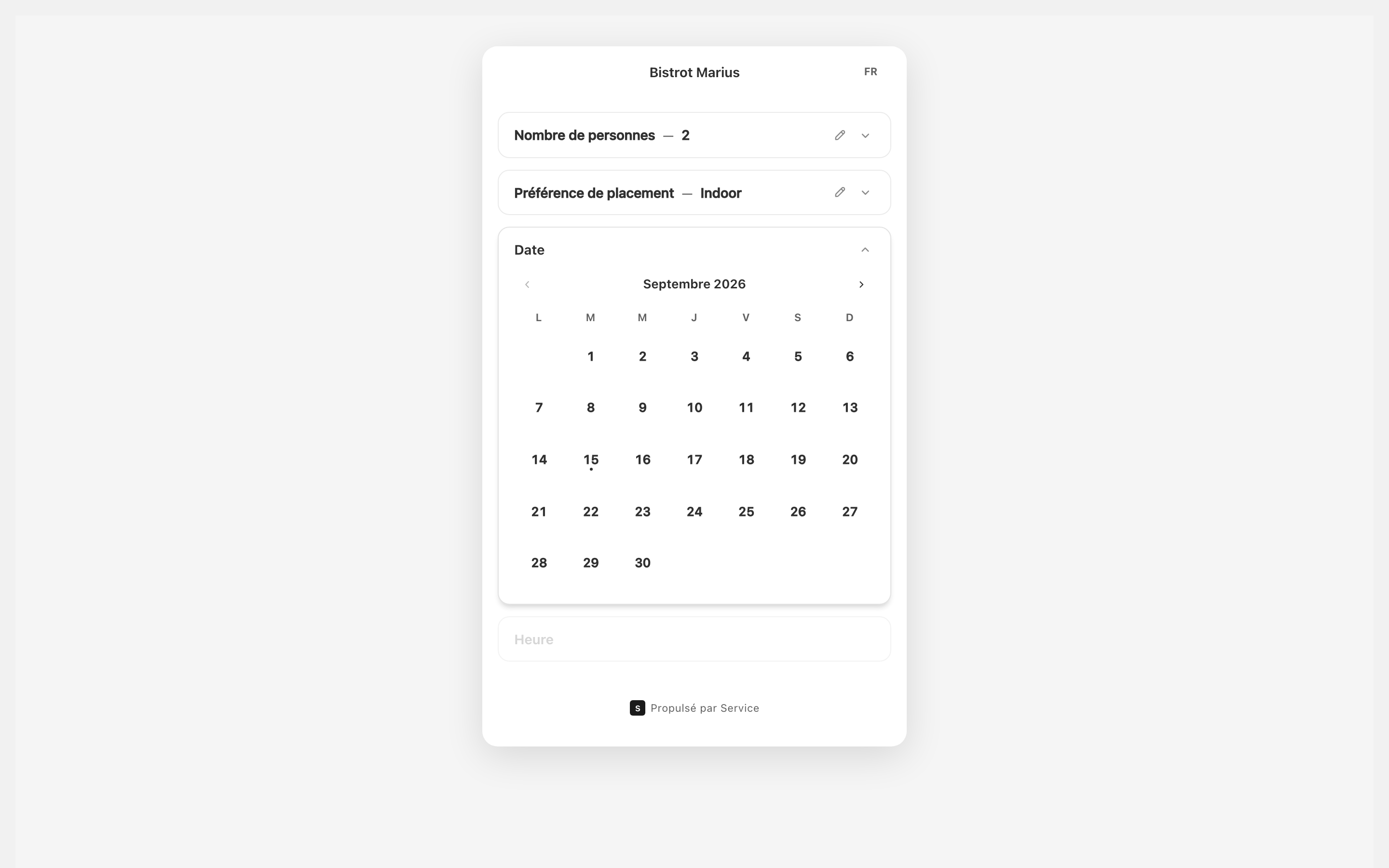 Le widget de réservation, sous sa barre supérieure indiquant le nom de l'établissement et le sélecteur de langue, ouvert sur le calendrier du mois — le nombre de personnes et la préférence de placement déjà choisis par le client.
