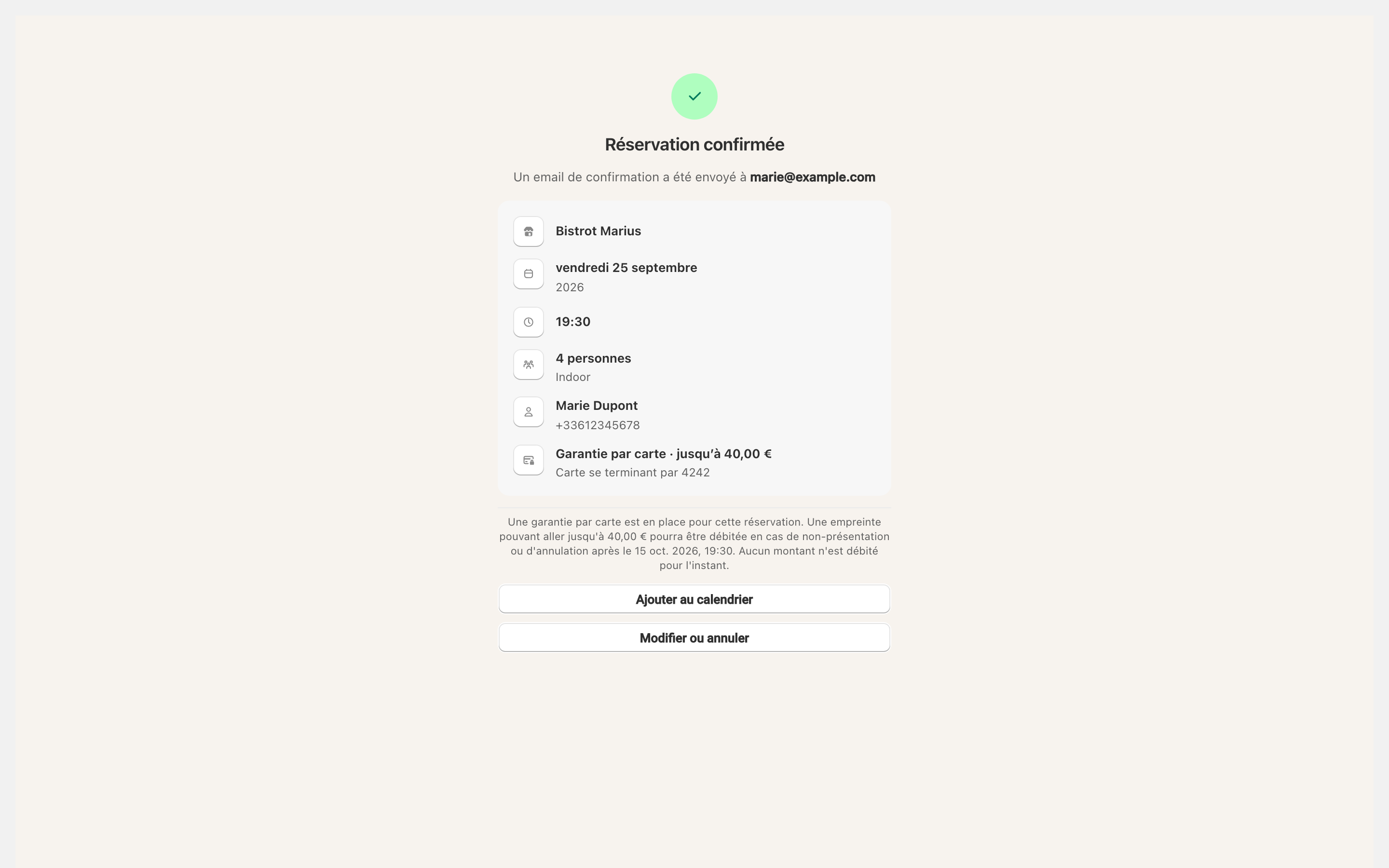 La confirmation de réservation indiquant qu'une garantie par carte est en place.