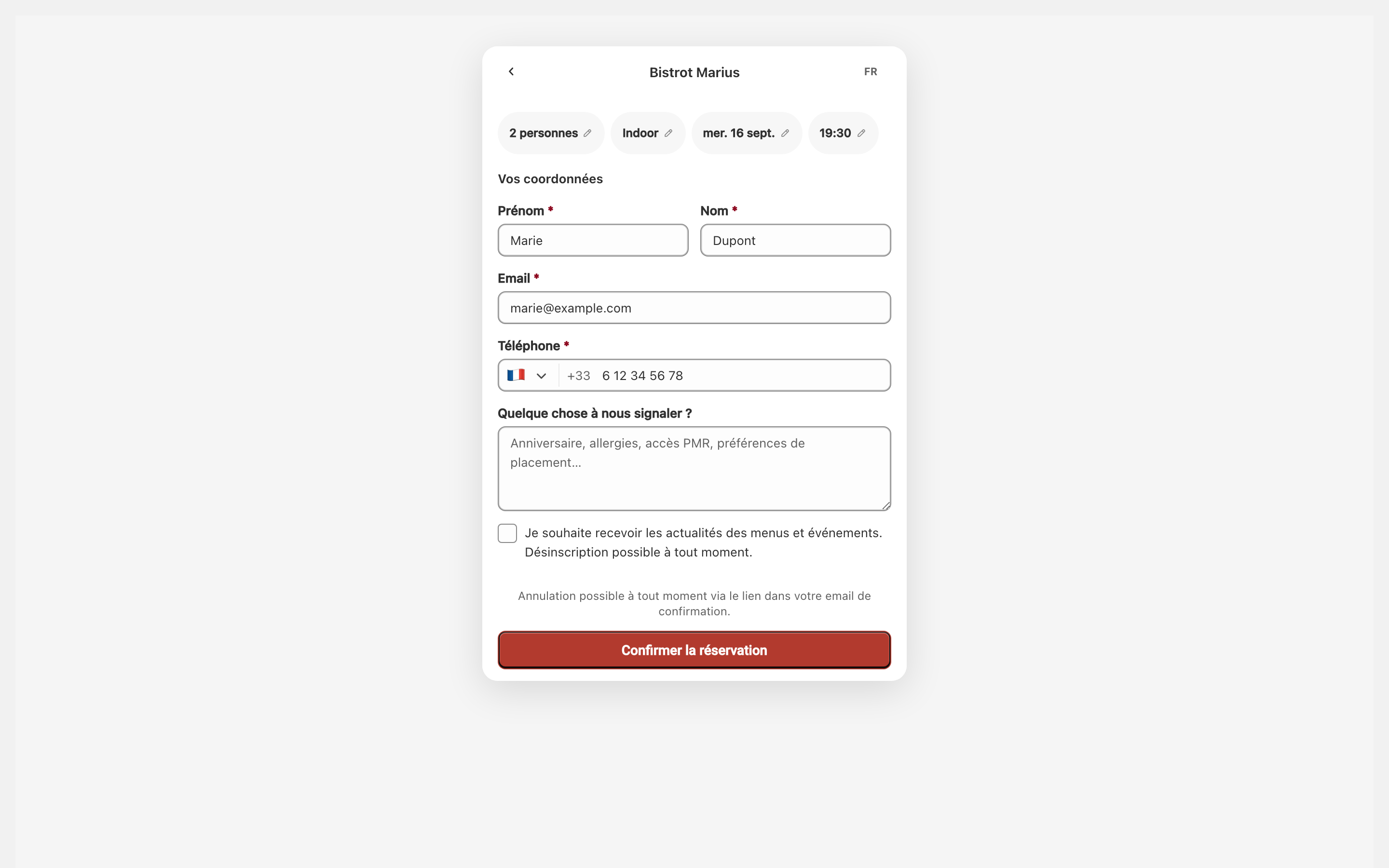 Le formulaire Vos coordonnées du widget, sous sa barre supérieure indiquant le nom de l'établissement et le sélecteur de langue, rempli par le client, avec le récapitulatif de la réservation et le bouton Confirmer la réservation.