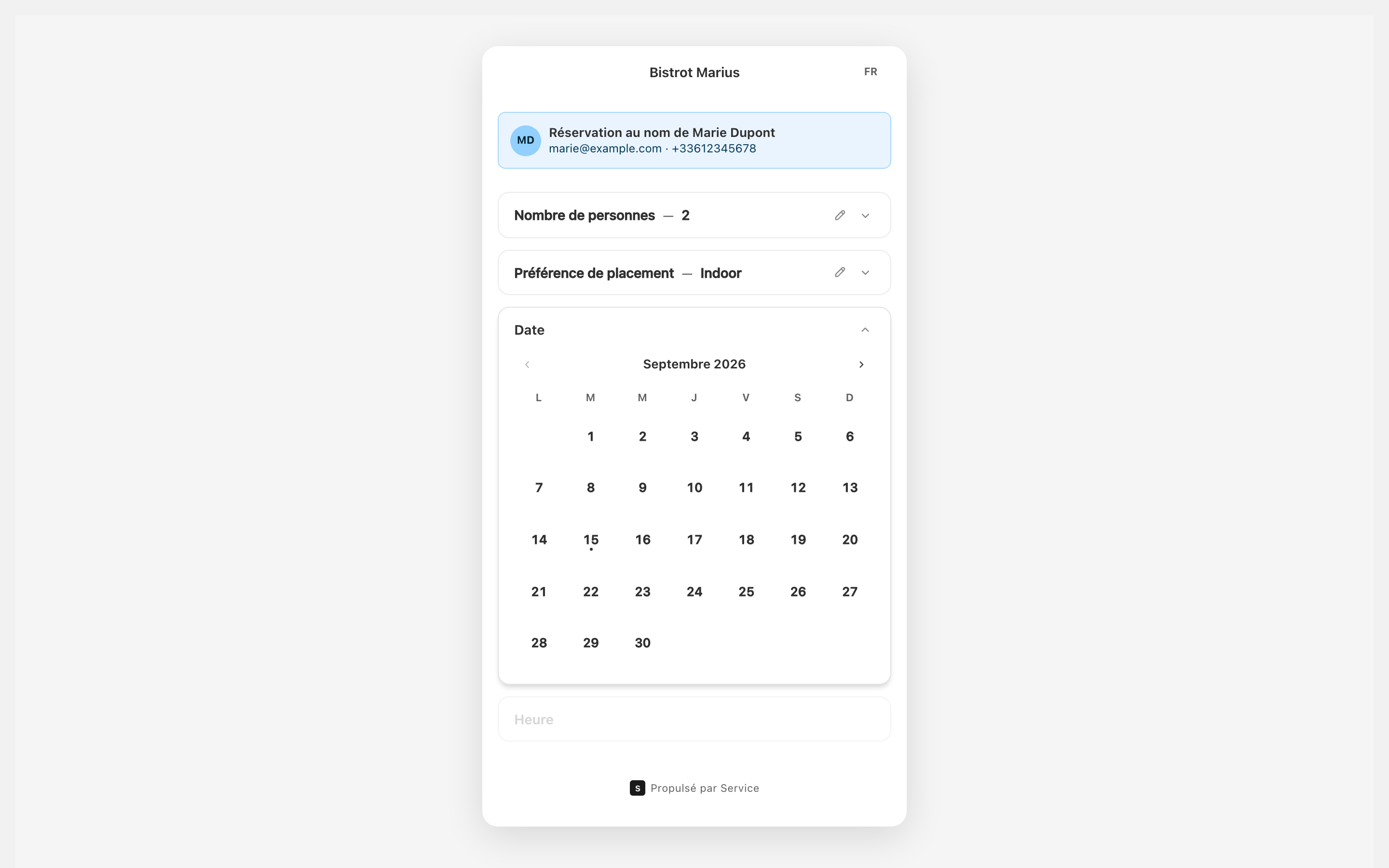 Le widget de réservation, sous sa barre supérieure indiquant le nom de l'établissement et le sélecteur de langue, affichant en haut le bandeau de réservation au nom du client reconnu — avec son email et son téléphone — au-dessus de la sélection de disponibilité.