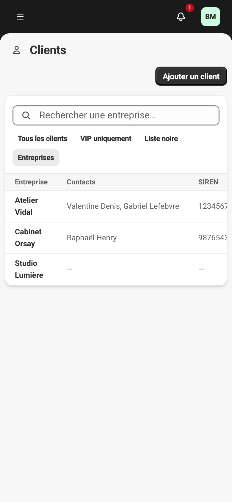 La page Clients sur l'onglet Entreprises, à côté de Tous les clients, VIP uniquement et Liste noire : trois lignes — Atelier Vidal avec deux contacts et un SIREN, Cabinet Orsay avec un contact et un SIREN, Studio Lumière sans contact ni SIREN, un tiret dans les deux colonnes.