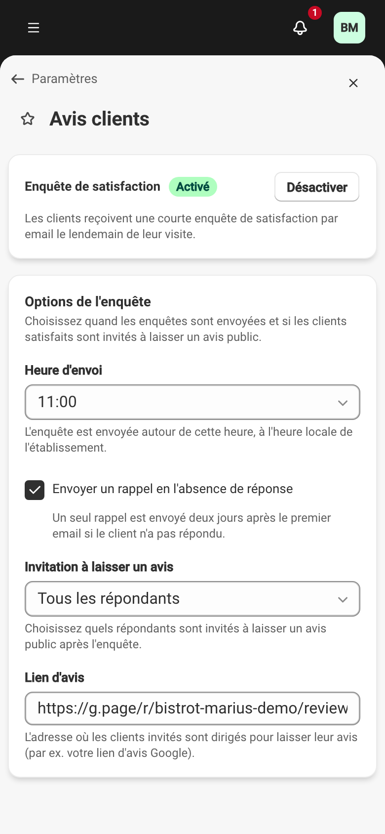 L'écran de configuration du questionnaire de satisfaction, activé : l'interrupteur « Enquête de satisfaction » marqué Activé, puis la carte des options — heure d'envoi, rappel coché, invitation à laisser un avis réglée sur tous les répondants, et le champ du lien d'avis renseigné.