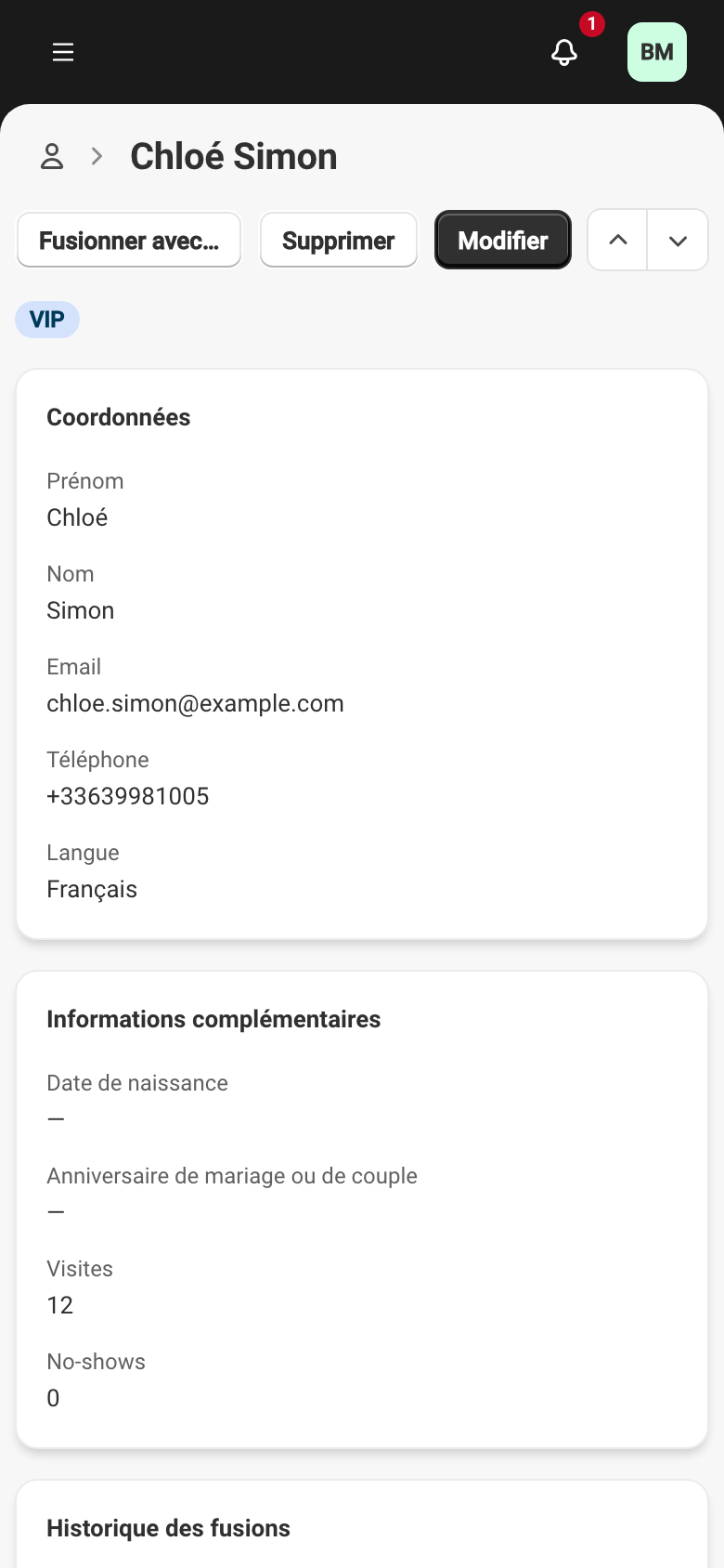 La fiche d'un client VIP (Chloé Simon) : la carte Coordonnées avec prénom, nom, e-mail, téléphone et langue, le repère VIP au-dessus, et la carte Informations complémentaires avec le nombre de visites et d'absences.