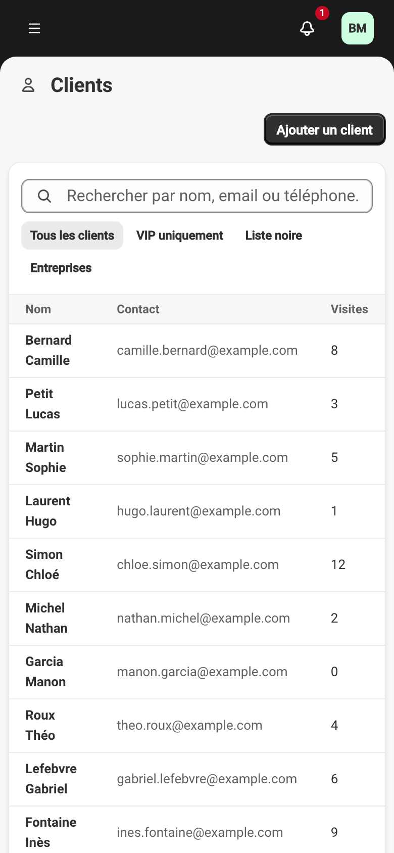 La liste Clients : une ligne par client avec le nom, une coordonnée, le nombre de visites et le statut, au-dessus le champ de recherche et les filtres Tous les clients, VIP uniquement et Liste noire.