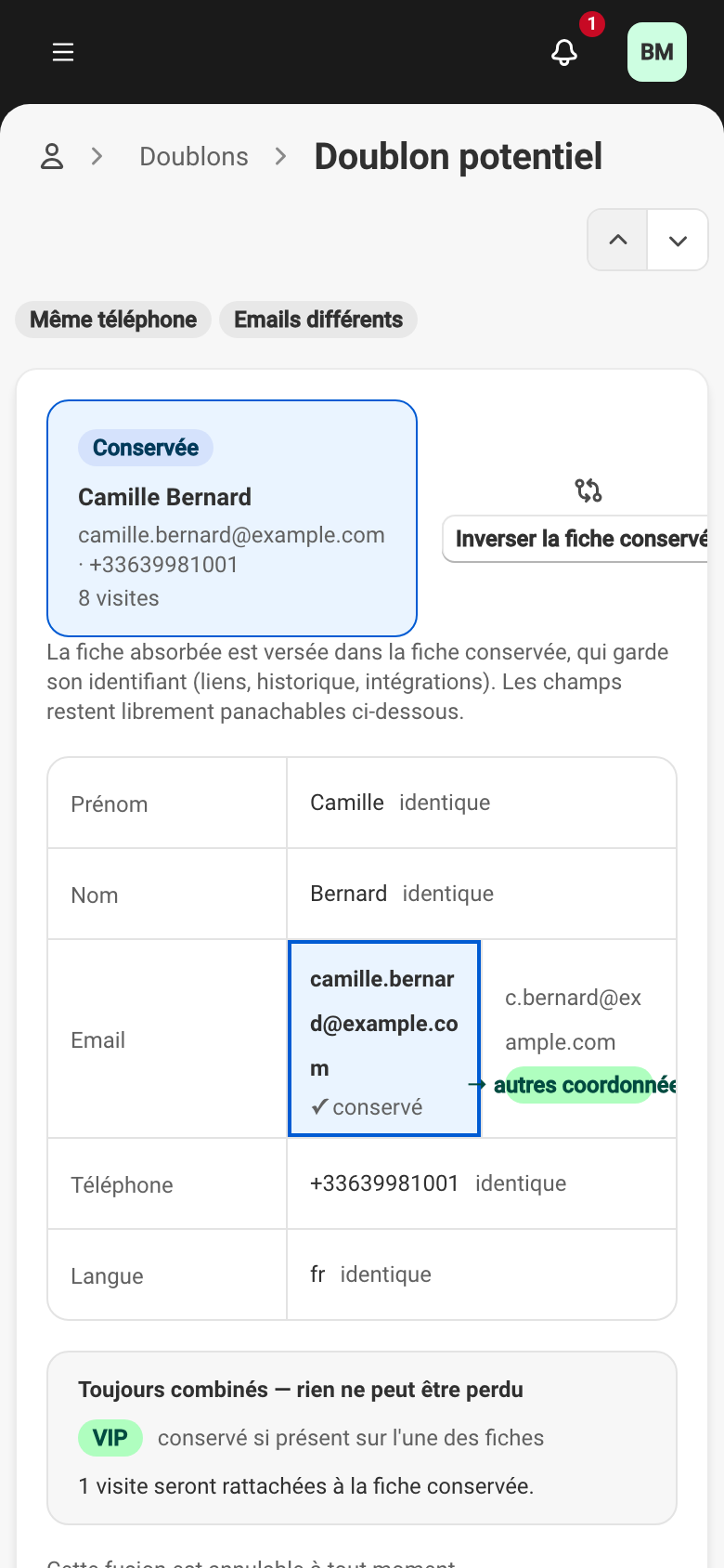L'écran de comparaison Doublon potentiel : la fiche Conservée et la fiche Absorbée côte à côte avec un bouton Inverser, la comparaison des champs (prénom, nom, e-mail, téléphone) où chaque valeur en conflit se choisit, et les actions Fusionner et Pas la même personne en bas.