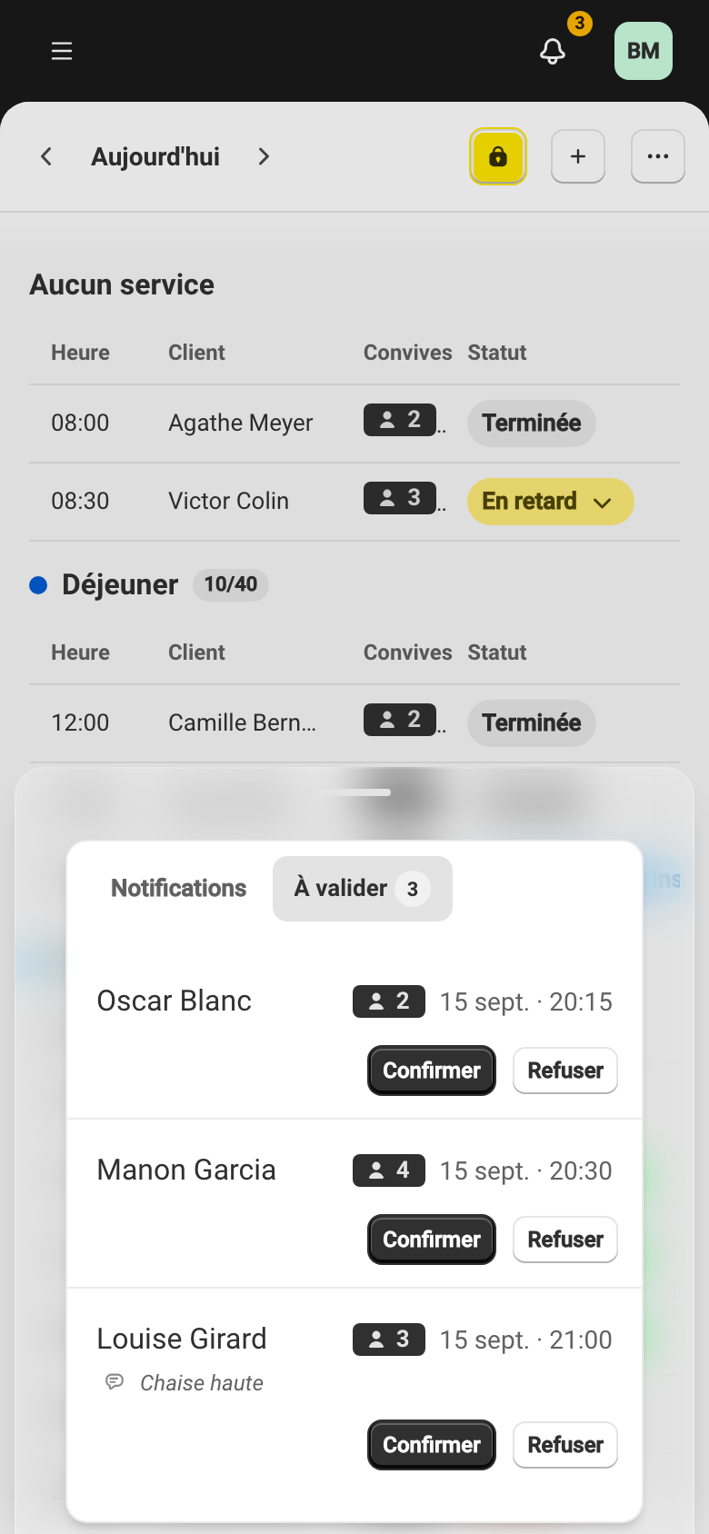 Le centre de notifications, onglet À valider, avec Confirmer et Refuser sur une demande.