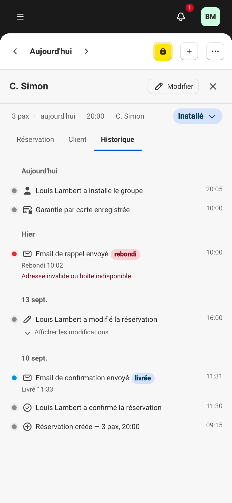 L'onglet Historique d'une réservation : les emails envoyés au client y figurent avec leur statut de remise — un email de confirmation « livrée » et un email de rappel « rebondi », avec le motif de l'échec.