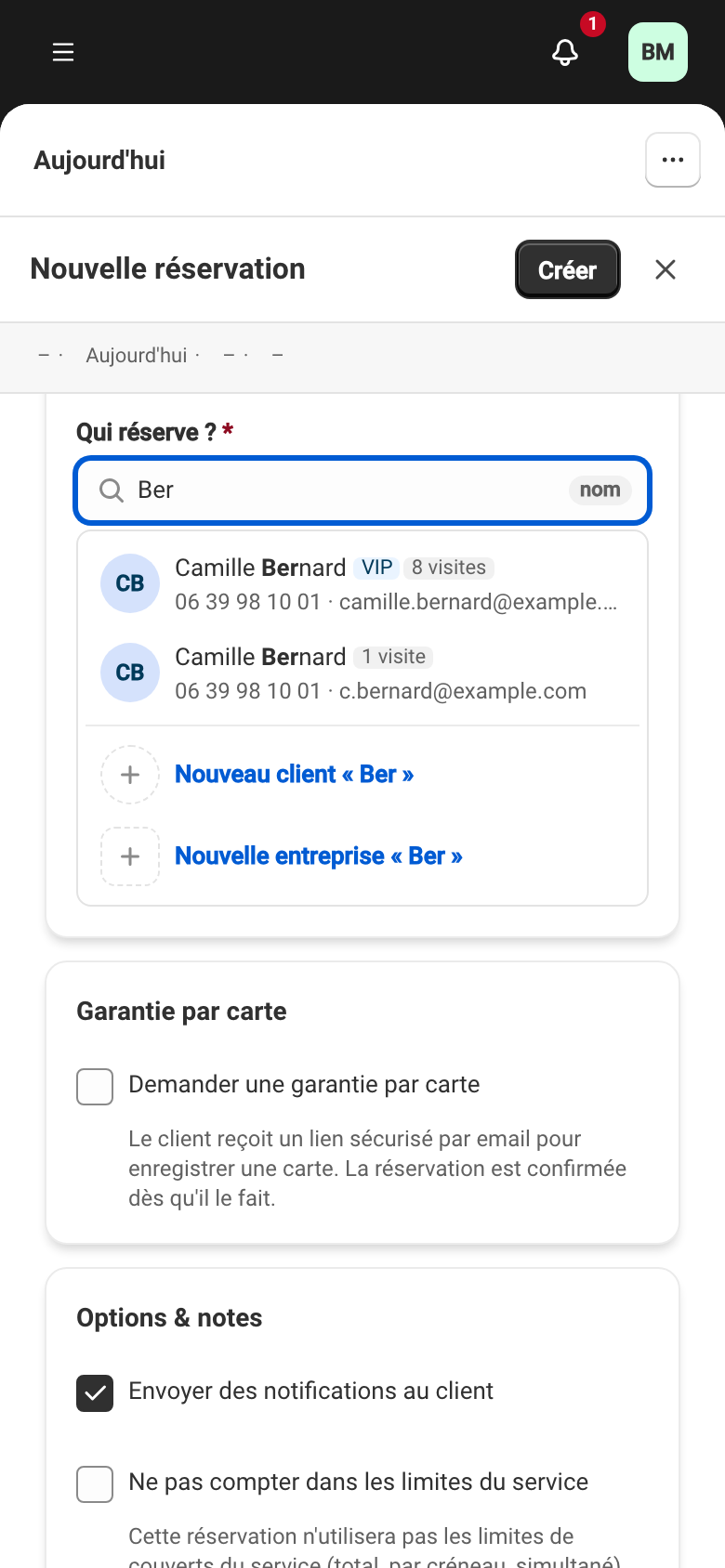 La carte Client du formulaire : le champ « Qui réserve ? » contenant « Ber », et en dessous deux fiches Camille Bernard — l'une VIP avec 8 visites, l'autre avec 1 visite — chacune avec son téléphone et son e-mail, puis les deux lignes « Nouveau client « Ber » » et « Nouvelle entreprise « Ber » ».