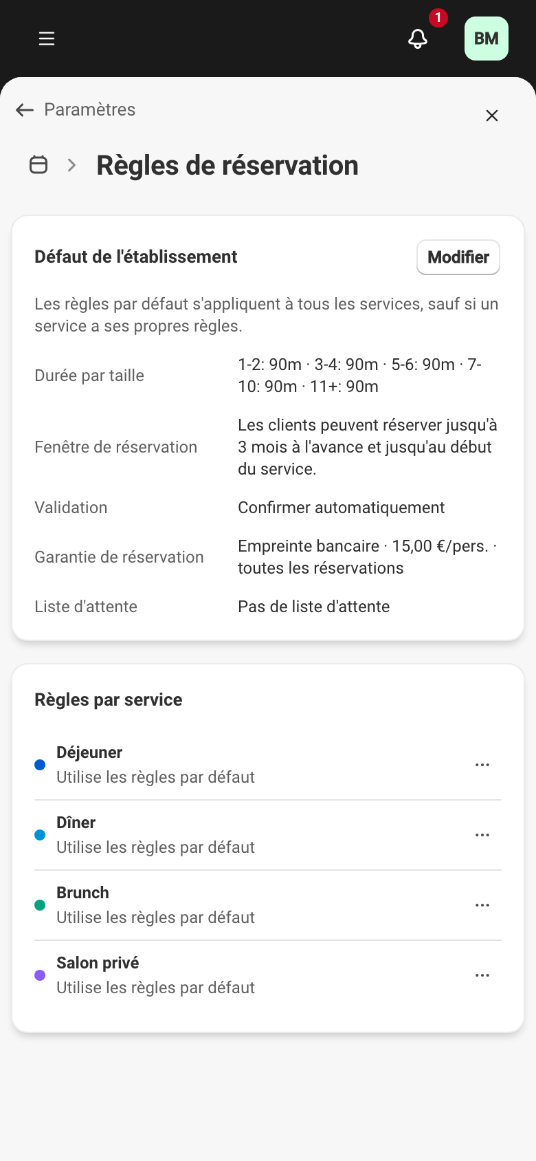 La page Règles de réservation : la carte Défaut de l'établissement (durée par taille, fenêtre de réservation, validation, garantie) au-dessus de la liste des règles par service.