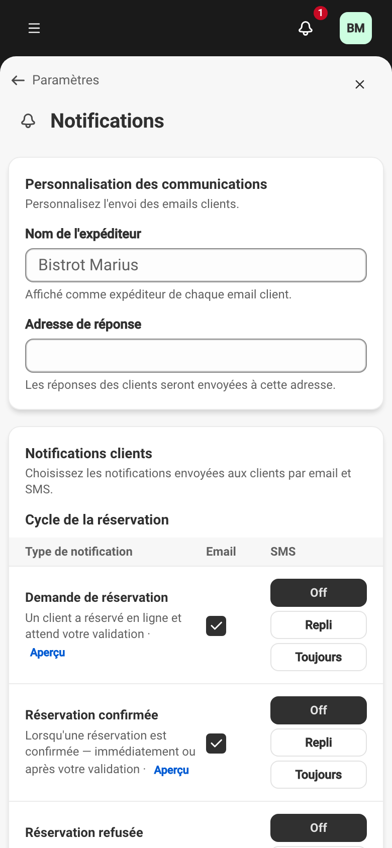 La carte Personnalisation des communications, avec le nom de l'expéditeur et l'adresse de réponse.