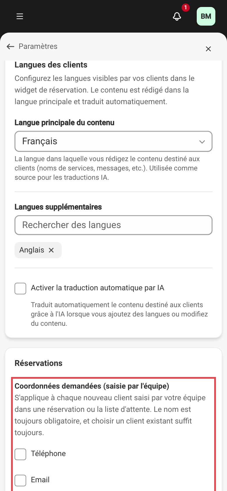 La carte Réservations des paramètres généraux, encadrée en rouge : sous « Coordonnées demandées (saisie par l'équipe) », la phrase d'explication puis les cases Téléphone et Email, toutes deux décochées. Sous la carte, un bandeau rappelle qu'une coordonnée manquante peut tout de même être enregistrée après confirmation, l'oubli étant noté dans l'historique de la réservation.