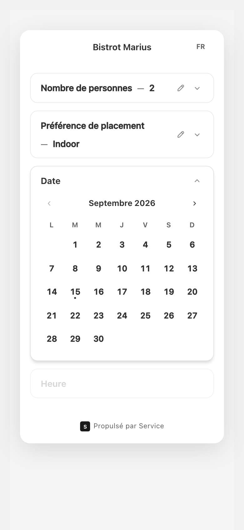 Le widget de réservation, sous sa barre supérieure indiquant le nom de l'établissement et le sélecteur de langue, ouvert sur le calendrier du mois — le nombre de personnes et la préférence de placement déjà choisis par le client.