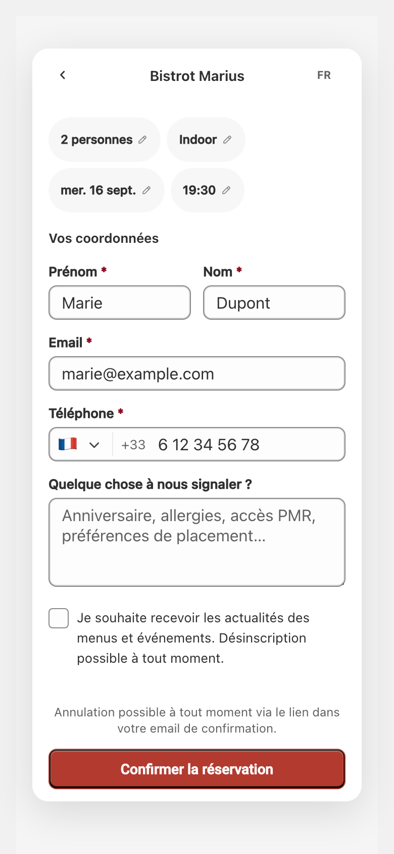 Le formulaire Vos coordonnées du widget, sous sa barre supérieure indiquant le nom de l'établissement et le sélecteur de langue, rempli par le client, avec le récapitulatif de la réservation et le bouton Confirmer la réservation.