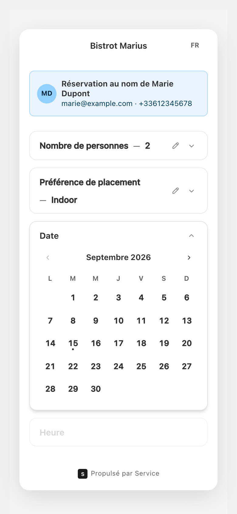 Le widget de réservation, sous sa barre supérieure indiquant le nom de l'établissement et le sélecteur de langue, affichant en haut le bandeau de réservation au nom du client reconnu — avec son email et son téléphone — au-dessus de la sélection de disponibilité.